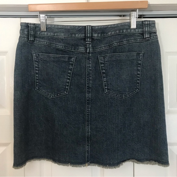 EUC Context Denim Mini Skirt/ Size 8/ Fastens with zipper and button in front - Picture 3 of 11